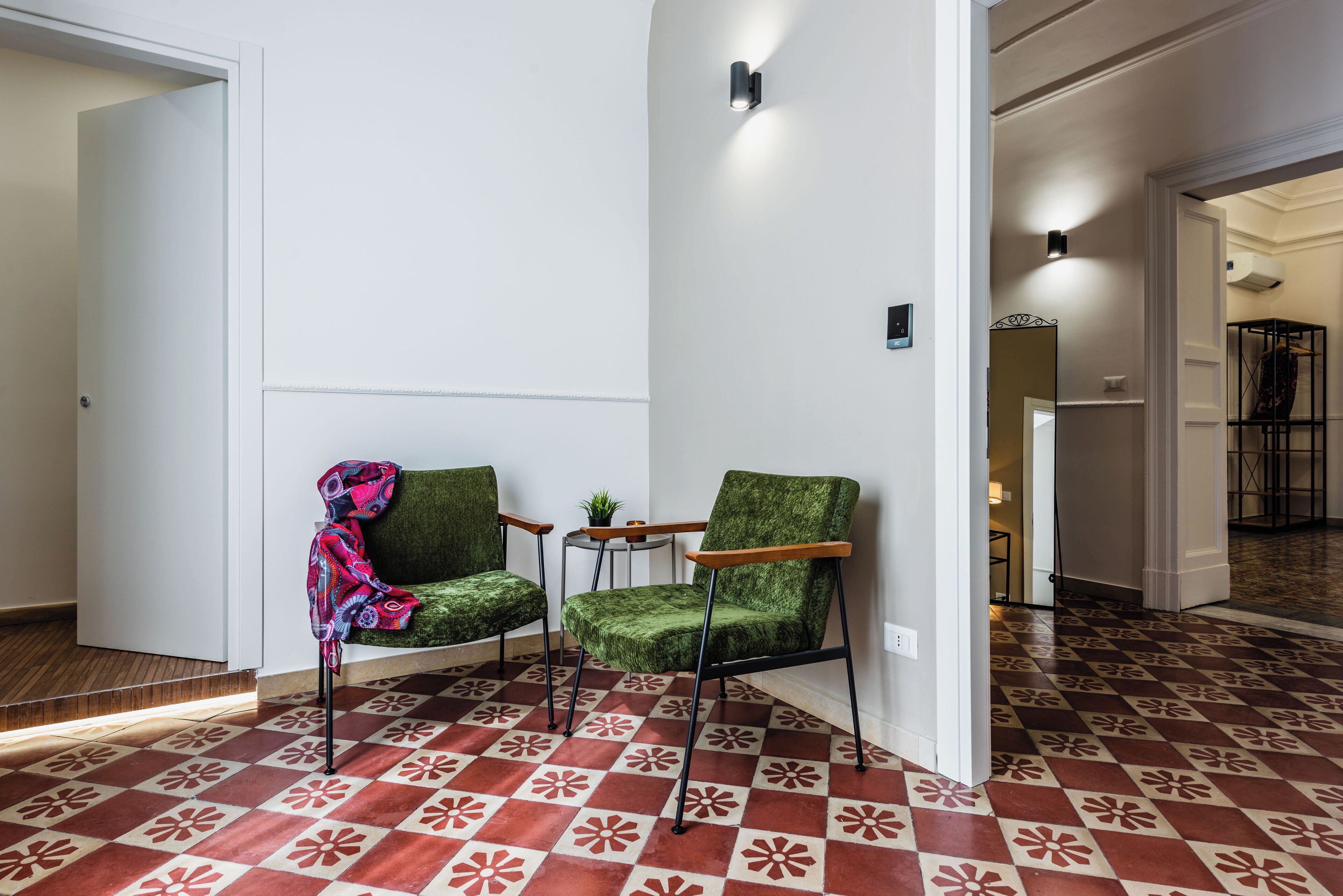 Apartamento estándar, 4 habitaciones (Apartment) | Zona de estar | Televisión de 30 pulgadas con canales por satélite