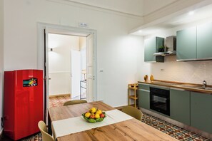 Standard Apartment, 4 Bedrooms (Apartment) | Dining room