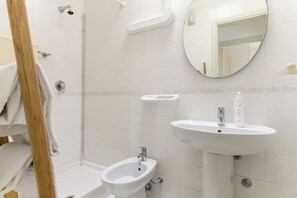 Departamento estándar, 3 habitaciones (Apartment) | Baño | Regadera, secadora de cabello, bidet, toallas 