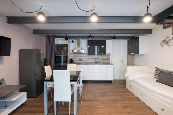 标准开间, 1 间卧室 (Apartment) | 起居区 | 30-英寸电视（配备卫星频道）