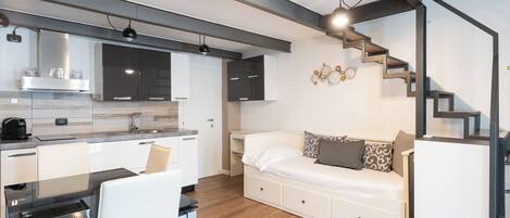 Standard Studio, 1 Bedroom (Apartment) | Living area | 30-inch TV with satellite channels