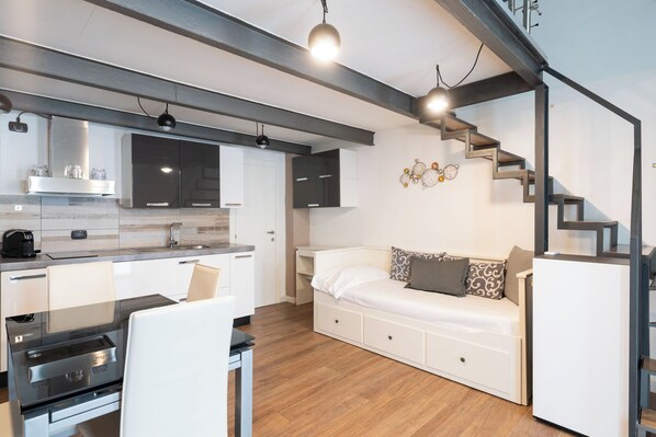 Estudio estándar, 1 habitación (Apartment) | Zona de estar | Televisión de 30 pulgadas con canales por satélite