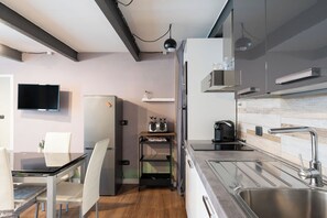 Estudio estándar, 1 habitación (Apartment) | Cocina privada | Frigorífico, microondas, horno y placa de cocina