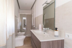 شقة عادية - غرفتا نوم (Apartment) | حمام | تجهيزات دش، مجففات شعر، مراحيض شطف، مناشف