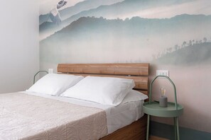 Tabla de planchar con plancha, wifi gratis y ropa de cama