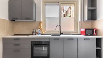 Apartamento standard, 2 quartos (Apartment) | Cozinha privada | Geladeira, micro-ondas, fogão, máquina de café expresso