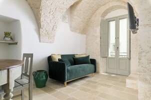 Casa Standard, 1 camera da letto (Apartment) | Area soggiorno | TV 30 pollici con canali satellitari