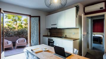 Apartamento standard, 2 quartos (Apartment) | Cozinha privada | Geladeira, fogão, cooktop, lava-louças
