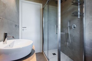 Standard Apartment, 2 Bedrooms (Apartment) | Bathroom