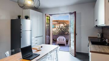 Apartamento standard, 2 quartos (Apartment) | Área de estar | TV 30 polegadas com canais via satélite