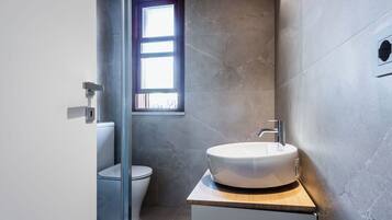 Apartamento standard, 2 quartos (Apartment) | Banheiro | Chuveiro, secador de cabelo, bidê, toalhas de banho