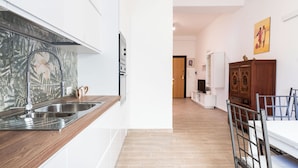 Eine moderne Küche mit Edelstahlgeräten, einer Holzarbeitsplatte und einer Marmor-Spritzschutzwand.