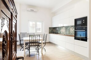 Standard Apartment, 2 Bedrooms (Apartment) | Dining room