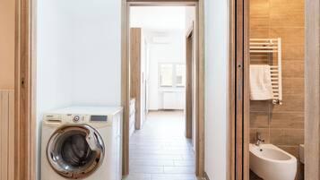 Appartamento Standard, 2 camere da letto (Apartment) | Bagno | Doccia, asciugacapelli, bidet, asciugamani