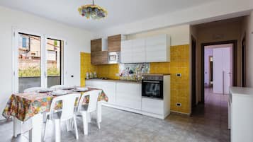 Standard Apartment, 2 Bedrooms (Apartment) | Private kitchen | Fridge, microwave, oven, stovetop