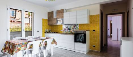 Standard-Apartment, 2 Schlafzimmer (Apartment) | Eigene Küche | Kühlschrank, Mikrowelle, Ofen, Herdplatte