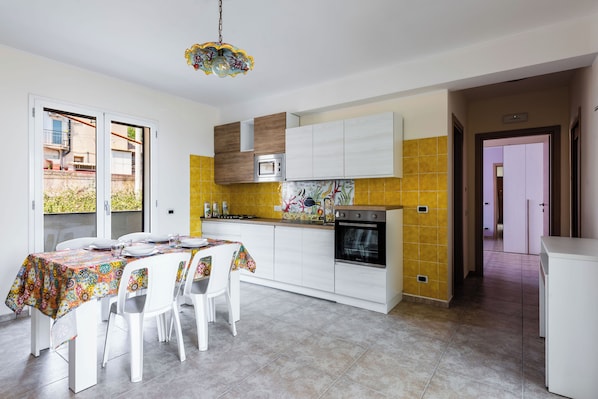 스탠다드 아파트, 침실 2개 (Apartment) | 전용 주방 | 냉장고, 전자레인지, 오븐, 쿡탑