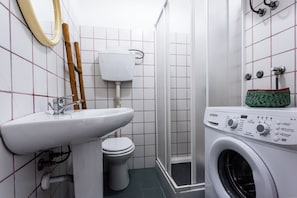 Apartamento estándar, 2 habitaciones (Apartment) | Baño | Ducha, secador de pelo, bidé y toallas