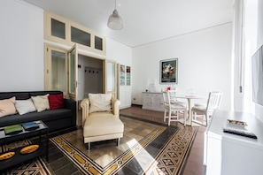 Apartamento estándar, 2 habitaciones (Apartment) | Zona de estar | Televisión de 30 pulgadas con canales por satélite