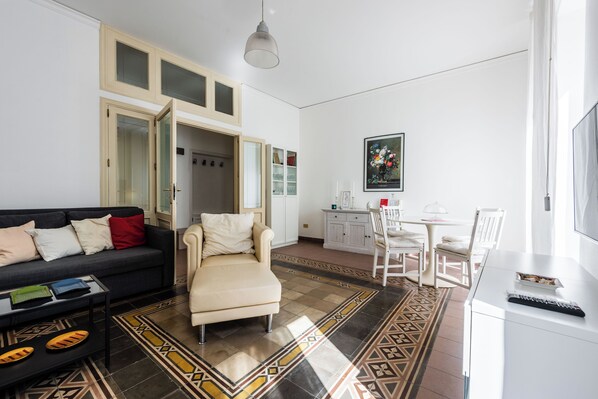 Standard Apartment, 2 Bedrooms (Apartment) | Living area | 30-inch TV with satellite channels