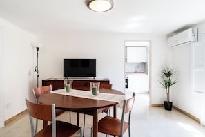 Standard Apartment, 2 Bedrooms (Apartment) | Dining room