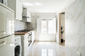 Appartement Standard, 2 chambres (Apartment) | Cuisine privée | Réfrigérateur, micro-ondes, four, plaque de cuisson