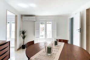 Standard Apartment, 2 Bedrooms (Apartment) | Dining room