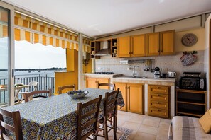Maison Standard, 2 chambres (Apartment) | Cuisine privée | Réfrigérateur, un four, surface de cuisson, cafétiÚre à espresso