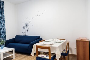 Standard Apartment, 2 Bedrooms (Apartment) | Dining room