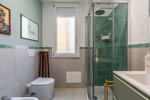Apartamento estándar, 1 habitación (Apartment) | Baño | Ducha, secador de pelo, bidé y toallas