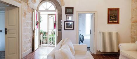 Departamento estándar, 2 habitaciones (Apartment) | Área de sala de estar | Televisión de 30 pulgadas con canales vía satélite