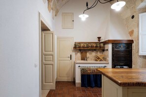 スタンダード アパートメント 2 ベッドルーム (Apartment) | 専用キッチン | 冷蔵庫、電子レンジ、コンロ、調理器具と食器