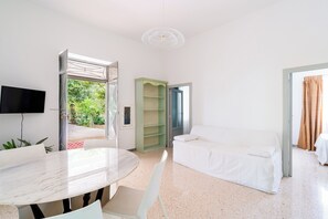 Standard Villa, 4 Bedrooms (Apartment) | Living area