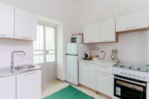 Standaard villa, 4 slaapkamers (Apartment) | Privékeuken | Een koelkast, een microgolfoven, een oven, een kookplaat