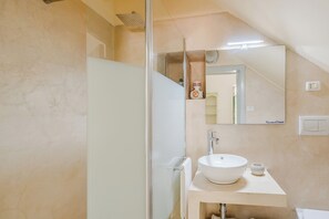Standard Villa, 4 Bedrooms (Apartment) | Bathroom | Shower, hair dryer, bidet, towels