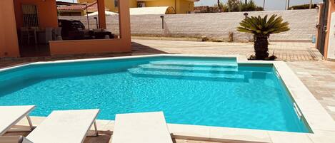 Piscina externa sazonal, espreguiçadeiras