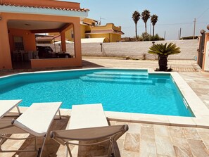 Piscine extérieure (ouverte en saison), chaises longues