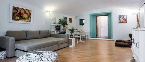 Apartamento estándar, 1 habitación (Apartment) | Sala de estar | Televisión de 30 pulgadas con canales por satélite