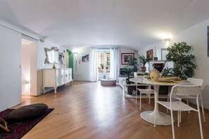 Standard Apartment, 1 Bedroom (Apartment) | Dining room