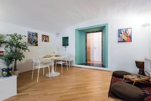 Appartement Standard, 1 chambre (Apartment) | Coin séjour | Télévision de 30 pouces avec chaînes par satellite
