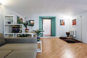 Appartement Standard, 1 chambre (Apartment) | Salle de séjour | Télévision de 30 pouces avec chaînes par satellite
