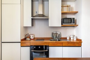 Appartement Standard, 1 chambre (Apartment) | Cuisine privée | Réfrigérateur, micro-ondes, four, plaque de cuisson