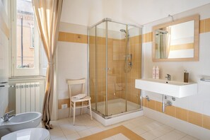 Standaard appartement, 1 slaapkamer (Apartment) | Badkamer | Een douche, een haardroger, een bidet, handdoeken
