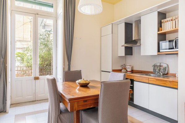 Lägenhet Standard - 1 sovrum (Apartment) | Vardagsrum | 30-tums tv med satellitkanaler