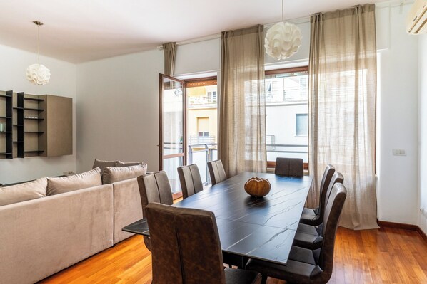 Standard Apartment, 4 Bedrooms (Apartment) | Dining room