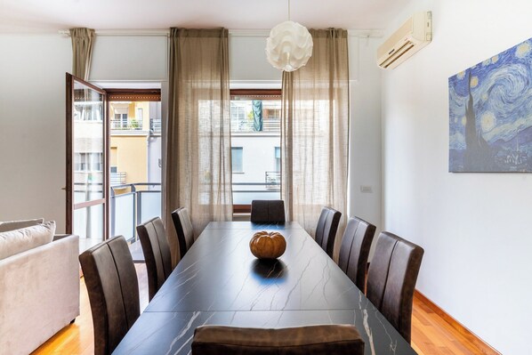 สแตนดาร์ดอพาร์ทเมนท์, 4 ห้องนอน (Apartment) | ห้องรับประทานอาหาร