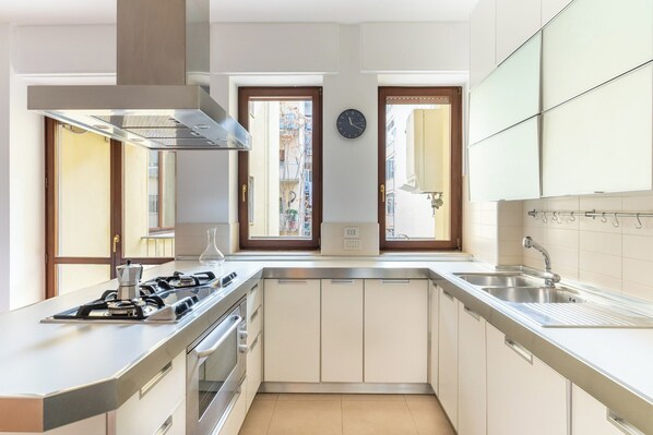 Standard Apartment, 4 Bedrooms (Apartment) | Private kitchen | Fridge, microwave, oven, stovetop