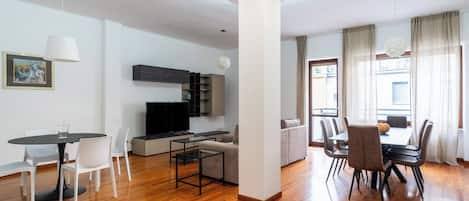 Standard-Apartment, 4 Schlafzimmer (Apartment) | Wohnbereich | 30-Zoll-Fernseher mit Satellitenempfang