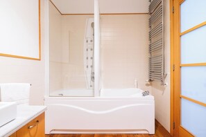 Bañera y ducha independientes, bañera de hidromasaje, secador de pelo