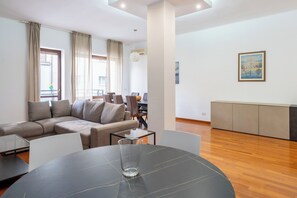 Standardlejlighed - 4 soveværelser (Apartment) | Opholdsområde | 30-tommers tv med satellitkanaler